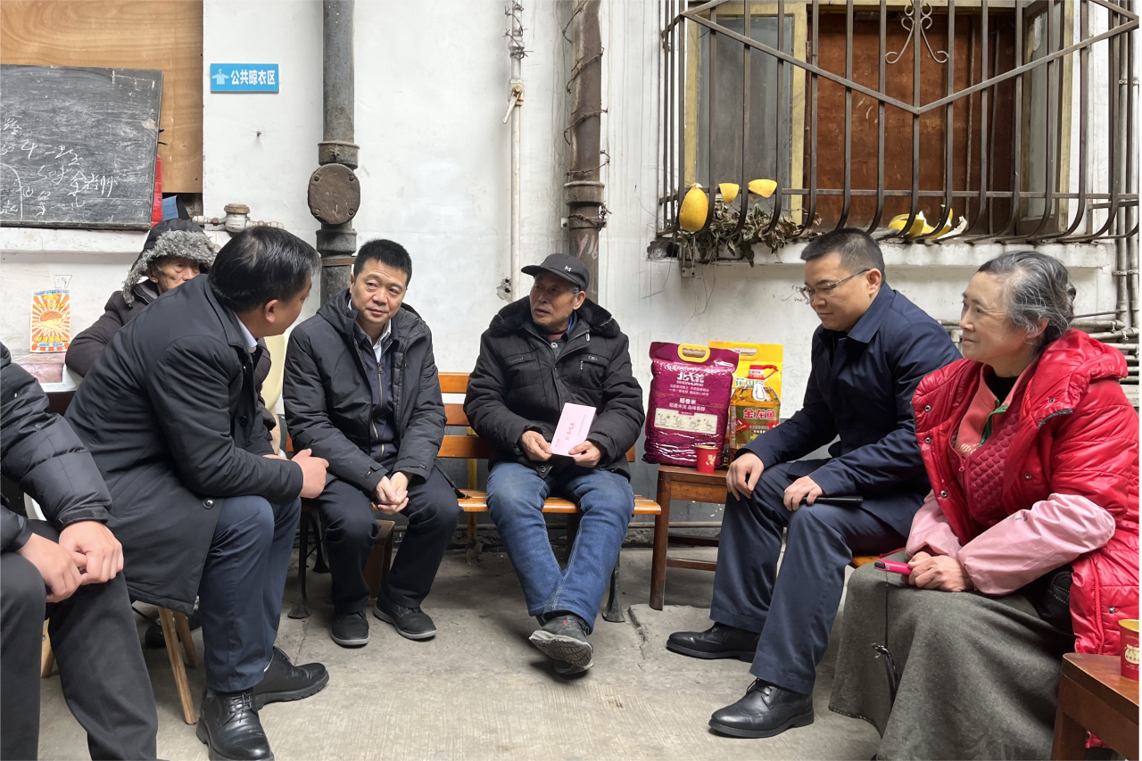 省庄闲游戏集团领导班子成员走访慰问生活困难党员、老党员、老干部