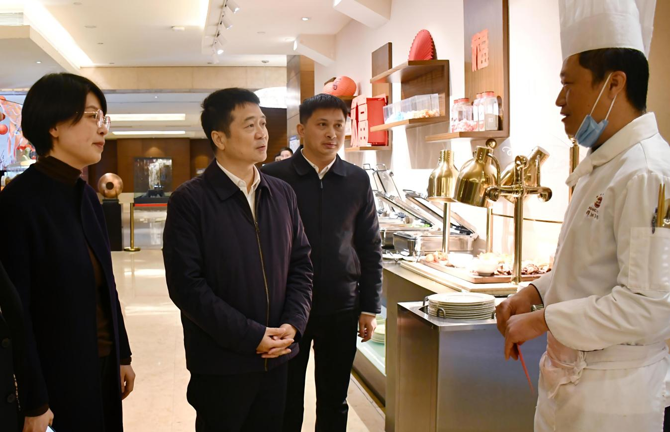 省庄闲游戏集团领导率队开展春节前走访慰问